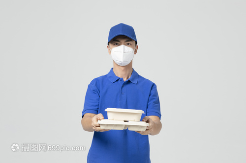 防疫一线的温暖传递 外卖小哥戴口罩送餐，守护城市的安全线